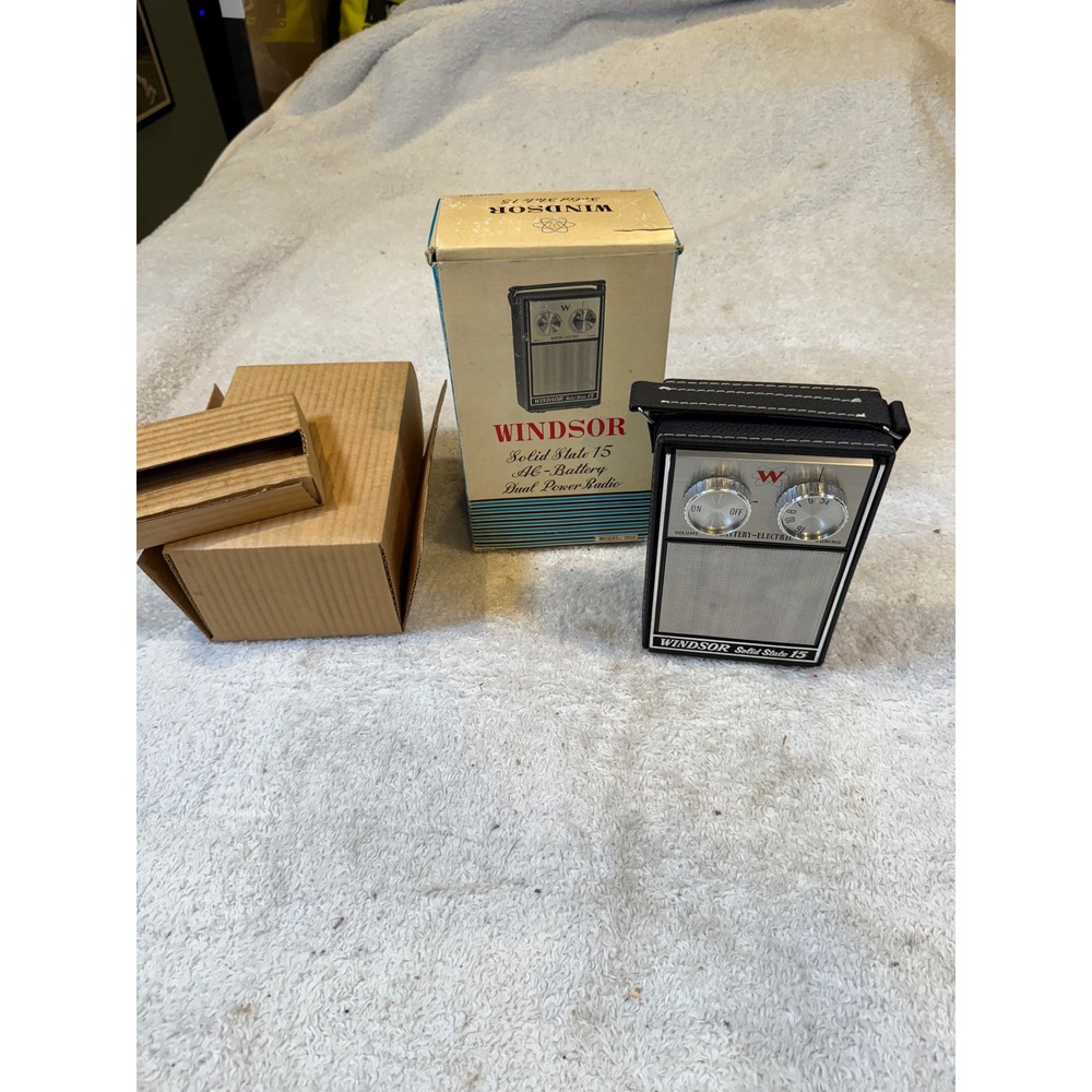 Windsor Solid State 15 Vintage Portable Radio Model 2015 AC Battery Dual Power